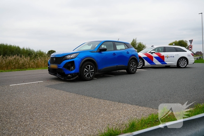 Auto fors ingedeukt bij kop-staartbotsing