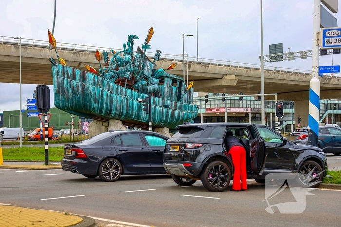 Botsing tussen twee auto's leidt tot schade