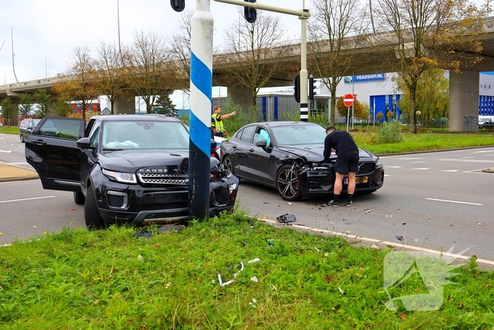Botsing tussen twee auto's leidt tot schade