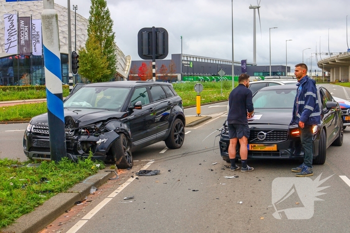 Botsing tussen twee auto's leidt tot schade