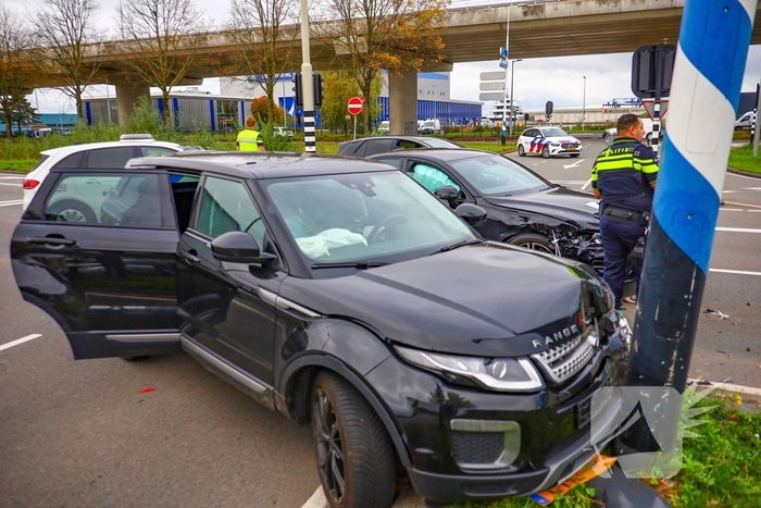 Botsing tussen twee auto's leidt tot schade