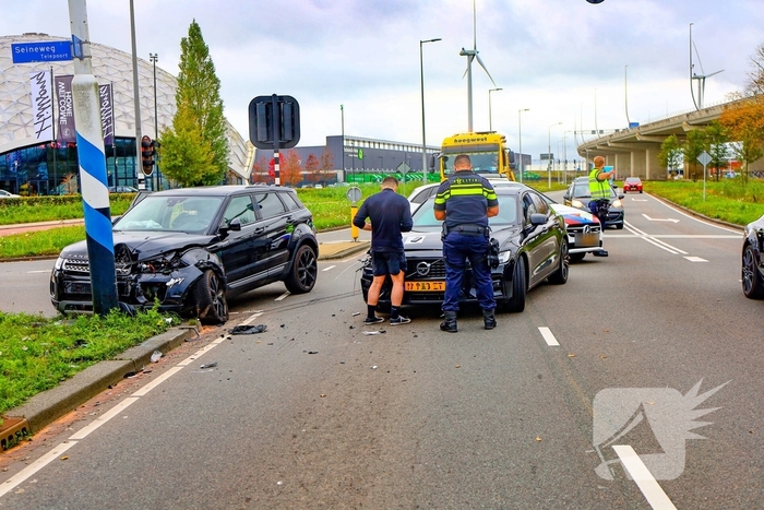 Botsing tussen twee auto's leidt tot schade