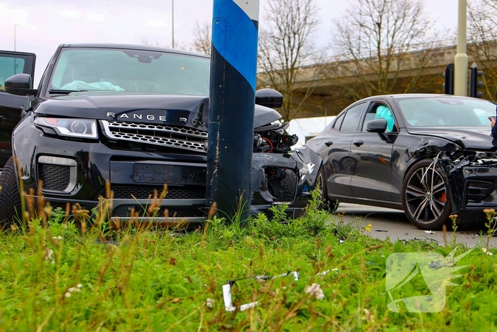 Botsing tussen twee auto's leidt tot schade