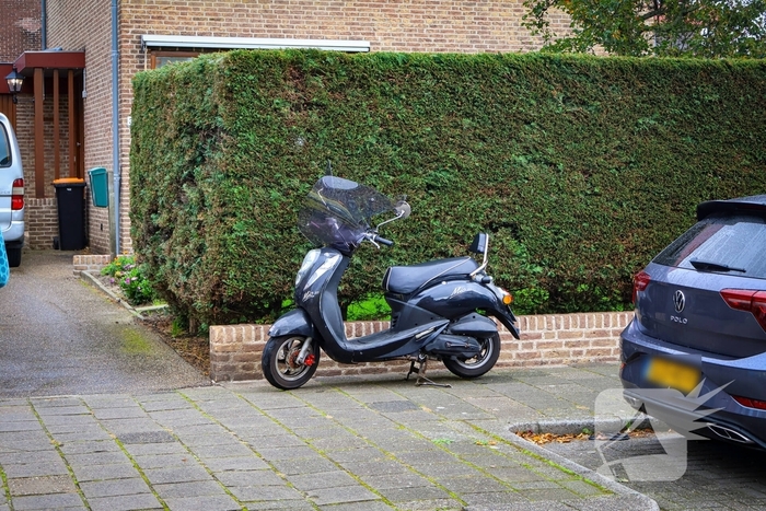 Scooterrijdster geschept door automobilist