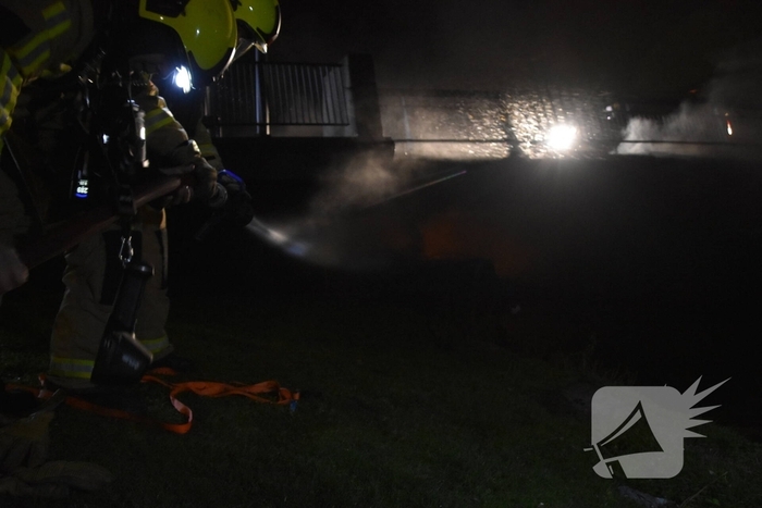 Brand op boot zorgt voor rookontwikkeling
