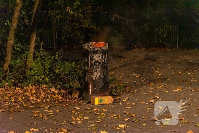 Brandweer blust brand in prullenbak