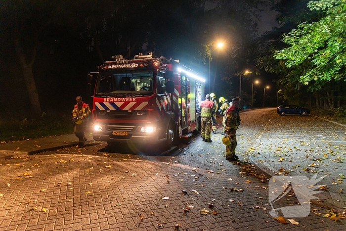 Brandweer blust brand in prullenbak