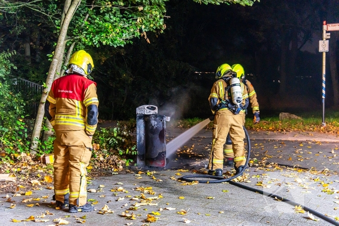 Brandweer blust brand in prullenbak