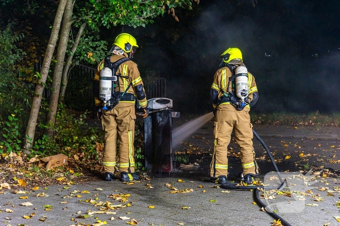 Brandweer blust brand in prullenbak