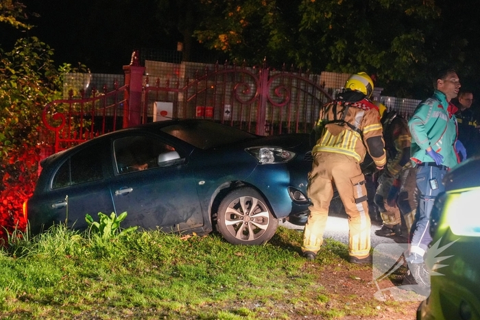 Brandweer haalt persoon uit te water geraakt voertuig