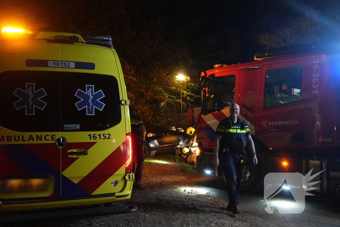 Brandweer haalt persoon uit te water geraakt voertuig