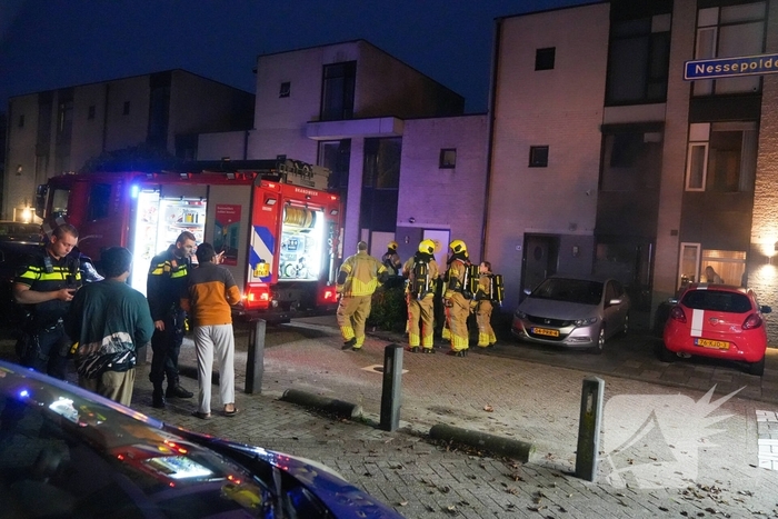 Brandweer ventileert woning na brand in meterkast