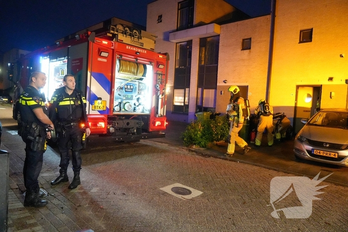 Brandweer ventileert woning na brand in meterkast