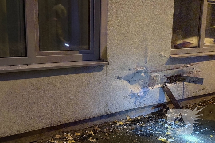 Automobilist crasht tegen twee woningen
