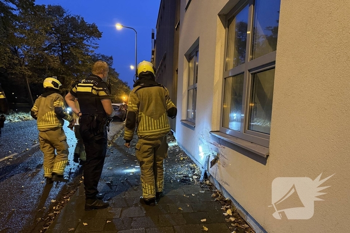 Automobilist crasht tegen twee woningen