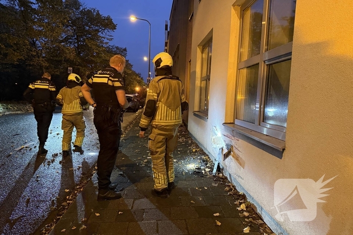 Automobilist crasht tegen twee woningen