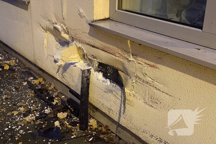 Automobilist crasht tegen twee woningen