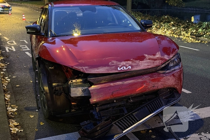 Automobilist crasht tegen twee woningen