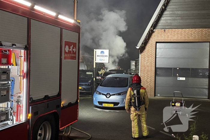Brand in autobedrijf snel onder controle