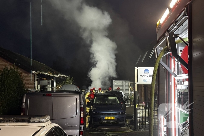 Brand in autobedrijf snel onder controle