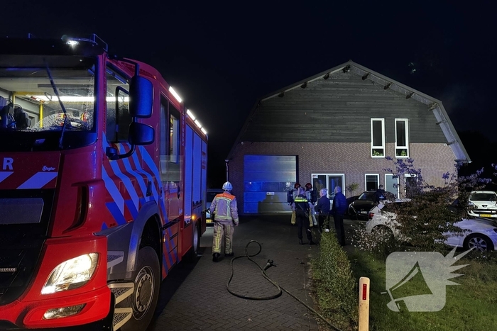 Brand in autobedrijf snel onder controle
