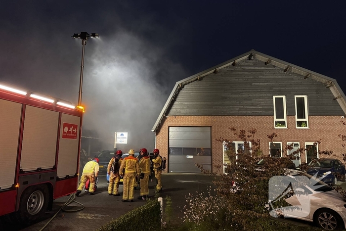 Brand in autobedrijf snel onder controle