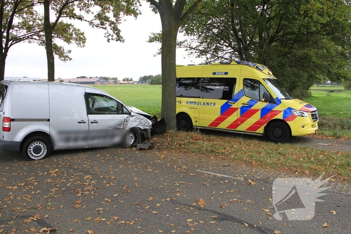 Bestelbus botst tegen boom