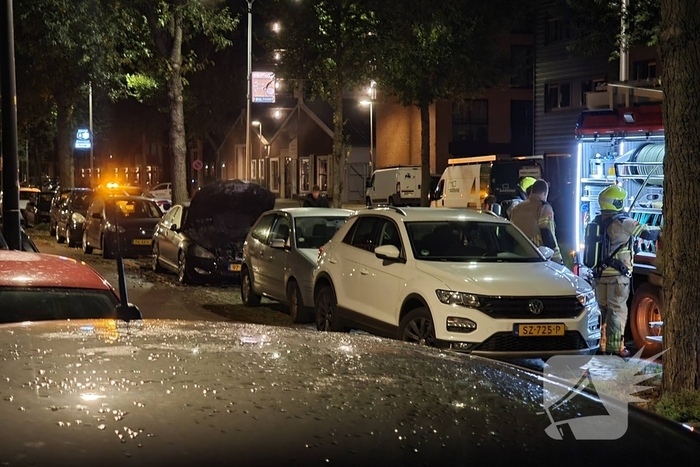 Auto in brand tijdens vroege ochtend