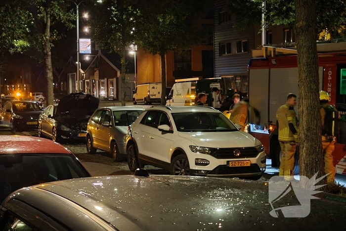 Auto in brand tijdens vroege ochtend