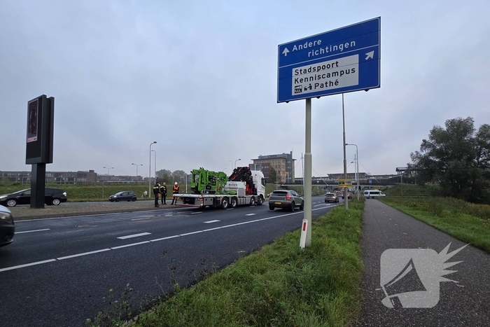 Hoogwerker valt van vrachtwagen, grote verkeershinder