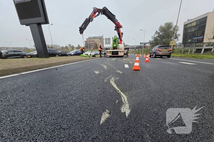 Hoogwerker valt van vrachtwagen, grote verkeershinder