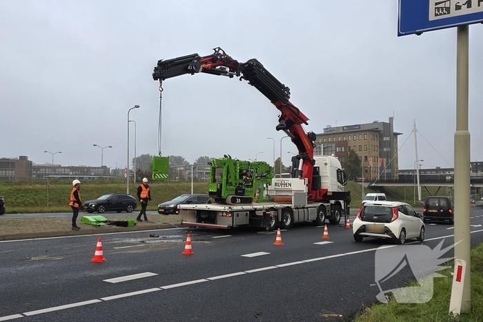 Hoogwerker valt van vrachtwagen, grote verkeershinder