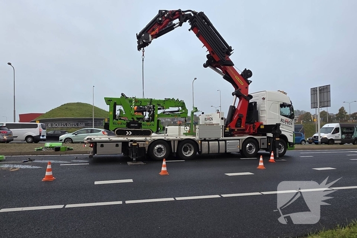 Hoogwerker valt van vrachtwagen, grote verkeershinder