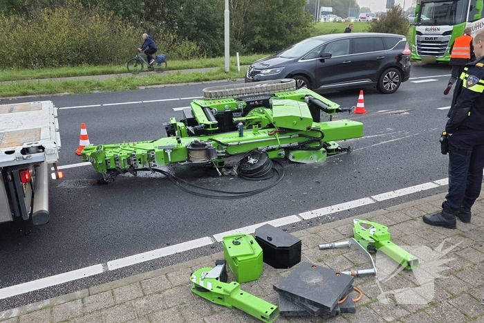 Hoogwerker valt van vrachtwagen, grote verkeershinder
