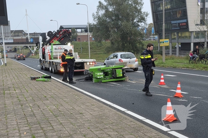 Hoogwerker valt van vrachtwagen, grote verkeershinder