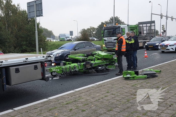 Hoogwerker valt van vrachtwagen, grote verkeershinder