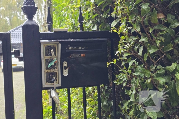 Toegangspoort zwaar beschadigd door knal