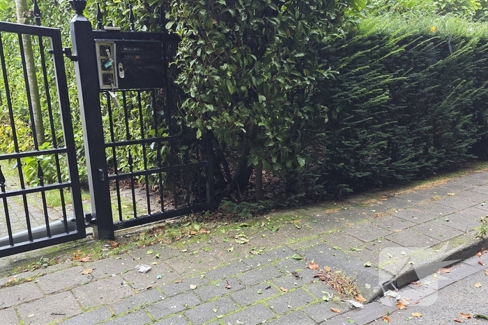 Toegangspoort zwaar beschadigd door knal