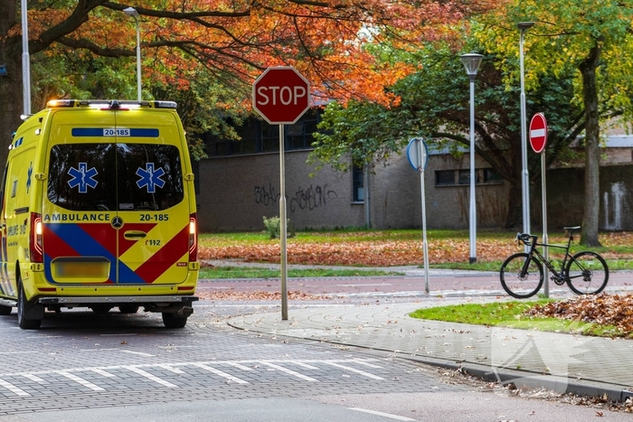 Wielrenner komt met de schrik vrij na aanrijding met auto