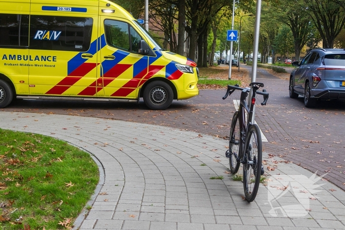 Wielrenner komt met de schrik vrij na aanrijding met auto