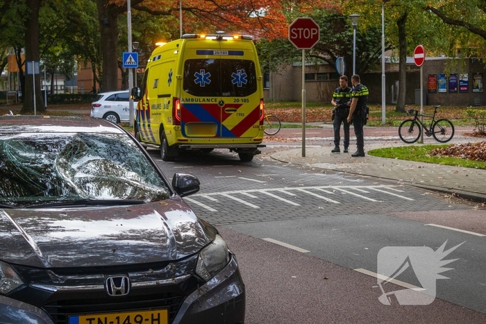 Wielrenner komt met de schrik vrij na aanrijding met auto