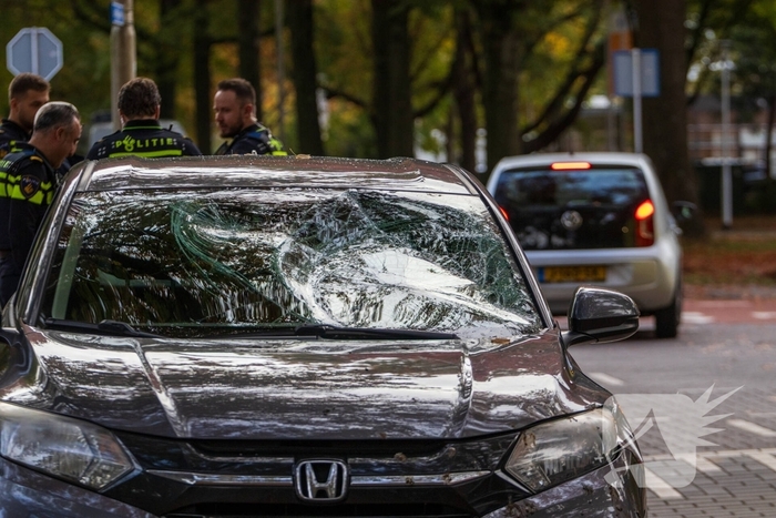 Wielrenner komt met de schrik vrij na aanrijding met auto