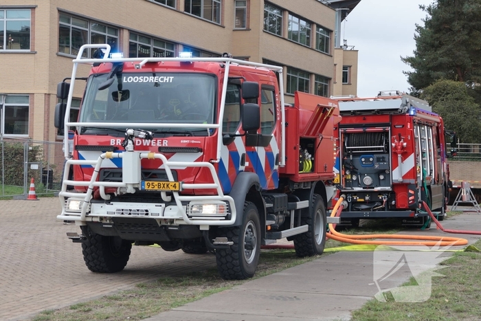 Brand in elektrische auto leidt tot ontruiming kantoorpand