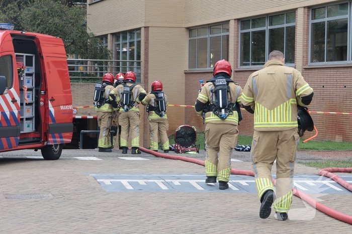 Brand in elektrische auto leidt tot ontruiming kantoorpand