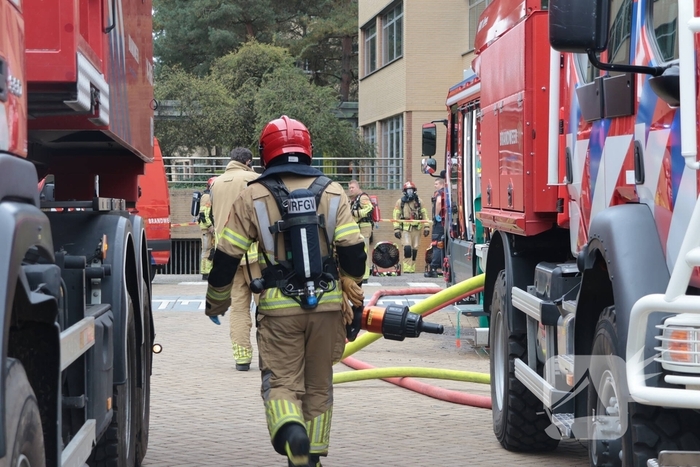 Brand in elektrische auto leidt tot ontruiming kantoorpand
