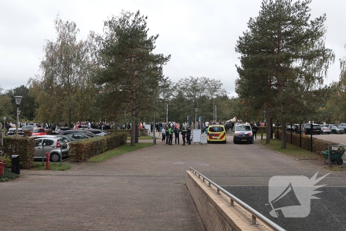 Brand in elektrische auto leidt tot ontruiming kantoorpand