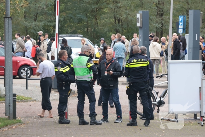 Brand in elektrische auto leidt tot ontruiming kantoorpand