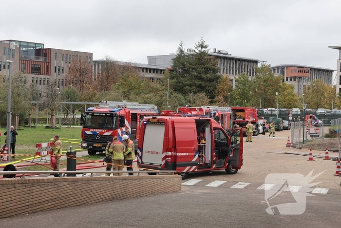 Brand in elektrische auto leidt tot ontruiming kantoorpand