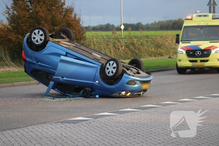 Auto Belandt Op De Kop Bij Ongeval