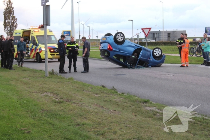 Auto Belandt Op De Kop Bij Ongeval